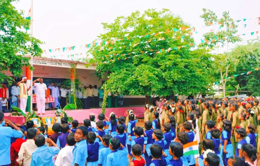 ಹಂದಿಗನೂರು ಶಾಲೆಗೆ ಸಹಾಯ ಹಸ್ತ ಚಾಚಿದ ದಾನಿಗಳು