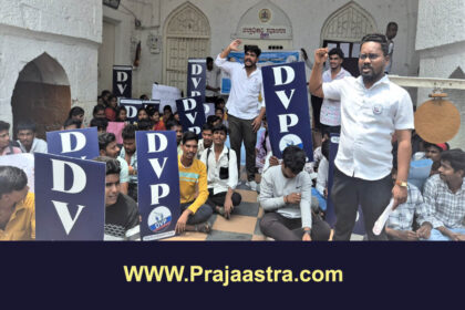 ವಿಜಯಪುರ: ಲ್ಯಾಪ್‌ಟಾಪ್ ವಿತರಣೆ ವಿಳಂಬ ಖಂಡಿಸಿ ಪ್ರತಿಭಟನೆ
