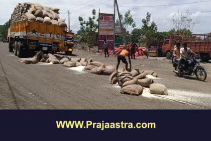 ಸಿಂದಗಿ: ಲಾರಿಯಿಂದ ಬಿದ್ದ ಅನ್ನಭಾಗ್ಯ ಅಕ್ಕಿ ಚೀಲಗಳು