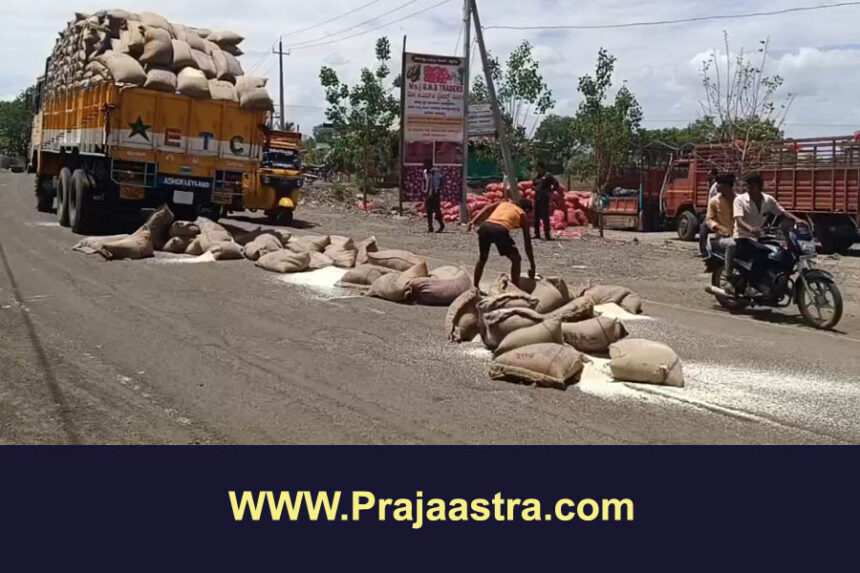 ಸಿಂದಗಿ: ಲಾರಿಯಿಂದ ಬಿದ್ದ ಅನ್ನಭಾಗ್ಯ ಅಕ್ಕಿ ಚೀಲಗಳು