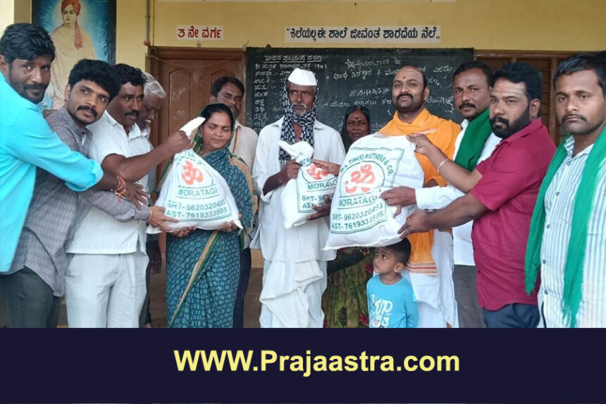 ಕುಮಸಗಿಯ ನಿರಾಶ್ರಿತ ಕುಟುಂಬಗಳಿಗೆ ದಿನಸಿ ಸಾಮಗ್ರಿ ನೀಡಿದ ವೆಂಕಟೇಶ್ವರ ಸ್ವಾಮೀಜಿ
