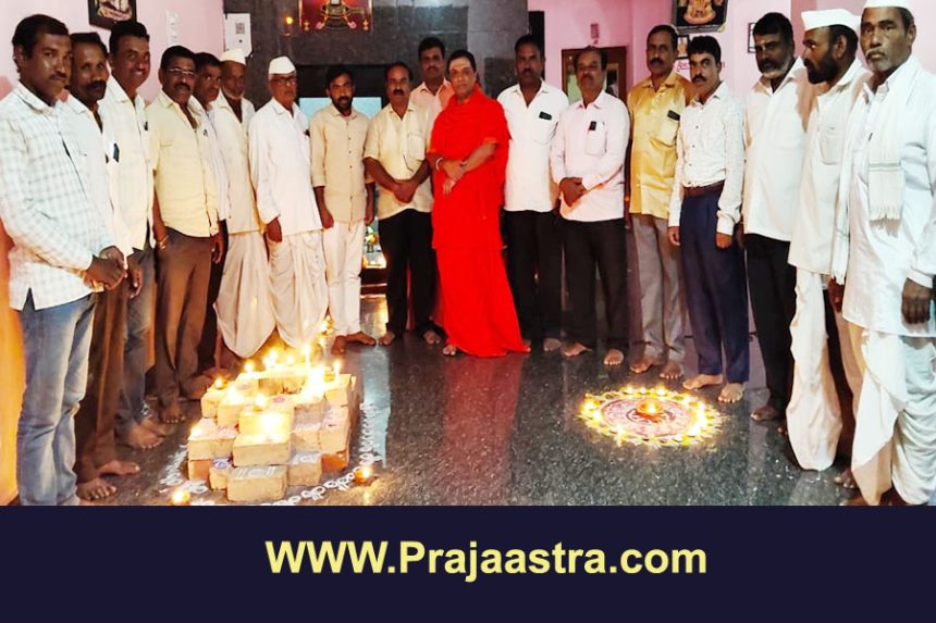 ಕತ್ತಲೆಯಿಂದ ಬೆಳಕಿನೆಡೆಗೆ ಸಾಗುವುದೇ ದೀಪೋತ್ಸವ: ಜಡಿಮಠದ ಶ್ರೀ ಕತ್ತಲೆಯಿಂದ ಬೆಳಕಿನೆಡೆಗೆ ಸಾಗುವುದೇ ದೀಪೋತ್ಸವ: ಜಡಿಮಠದ ಶ್ರೀ