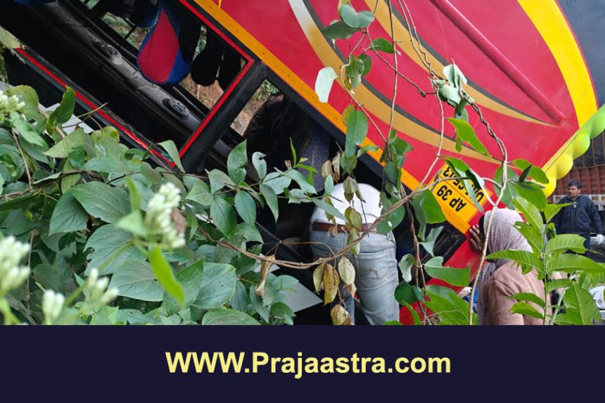 ಆಂಧ್ರ: ಬಸ್ ಅಪಘಾತ, 9 ಜನರ ಸಾವು, 22 ಜನರಿಗೆ ಗಾಯ ಆಂಧ್ರ: ಬಸ್ ಅಪಘಾತ, 9 ಜನರ ಸಾವು, 22 ಜನರಿಗೆ ಗಾಯ