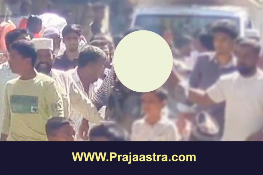 ಹಾವೇರಿ: ಶಿಕ್ಷಕನಿಗೆ ಚಪ್ಪಲಿ ಹಾರ ಹಾಕಿ ಮೆರವಣಿಗೆ, ಸಿಪಿಐ ಅಮಾನತು ಹಾವೇರಿ: ಶಿಕ್ಷಕನಿಗೆ ಚಪ್ಪಲಿ ಹಾರ ಹಾಕಿ ಮೆರವಣಿಗೆ, ಸಿಪಿಐ ಅಮಾನತು