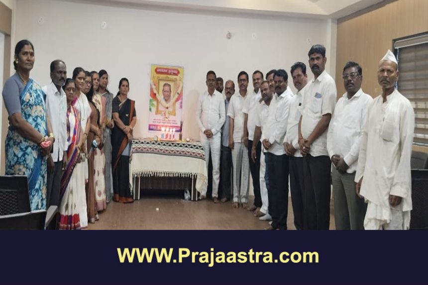 ಸಿಂದಗಿ: ಕಾಂಗ್ರೆಸ್ ಕಚೇರಿಯಲ್ಲಿ ಶಾಮನೂರು ಶಿವಶಂಕರಪ್ಪಗೆ ಶ್ರದ್ಧಾಂಜಲಿ ಸಿಂದಗಿ: ಕಾಂಗ್ರೆಸ್ ಕಚೇರಿಯಲ್ಲಿ ಶಾಮನೂರು ಶಿವಶಂಕರಪ್ಪಗೆ ಶ್ರದ್ಧಾಂಜಲಿ