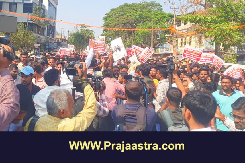 ಧಾರವಾಡ: ಖಾಲಿ ಹುದ್ದೆಗಳ ಭರ್ತಿಗಾಗಿ ಬೃಹತ್ ಪ್ರತಿಭಟನೆ